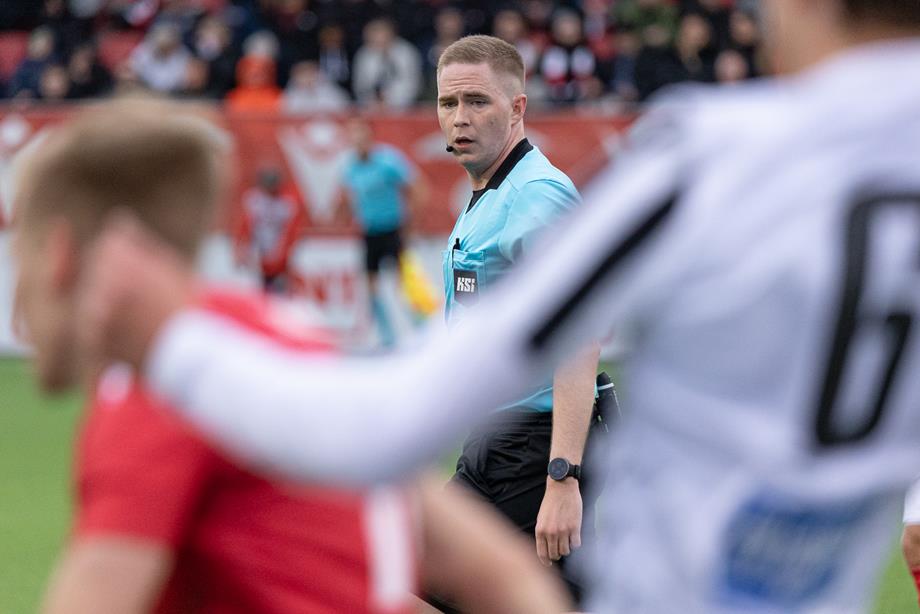 Helgi Mikael dæmdi erlendis