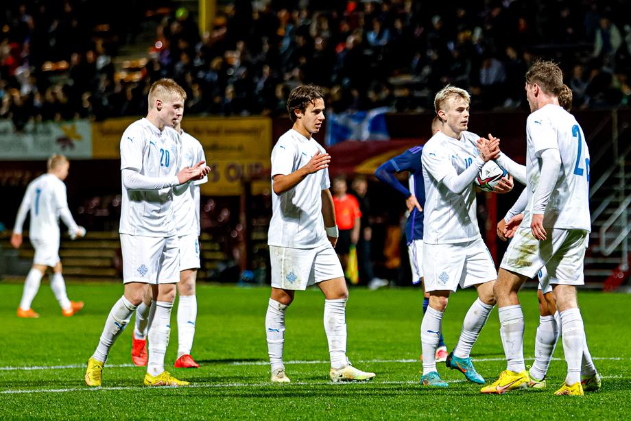 U21 karla fagnar marki gegn Skotlandi